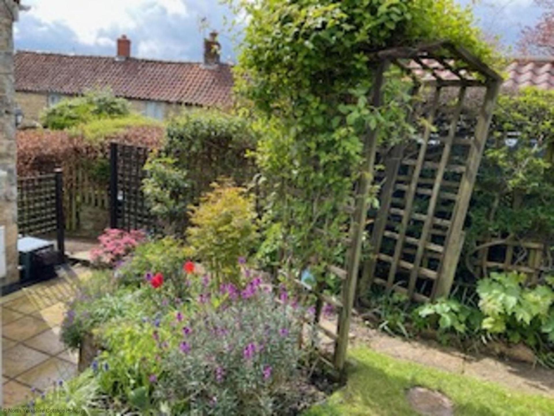 Picturesque Stone Cottage In The Heart Of North Yorkshire Village - Hideaway Cottage Exterior photo